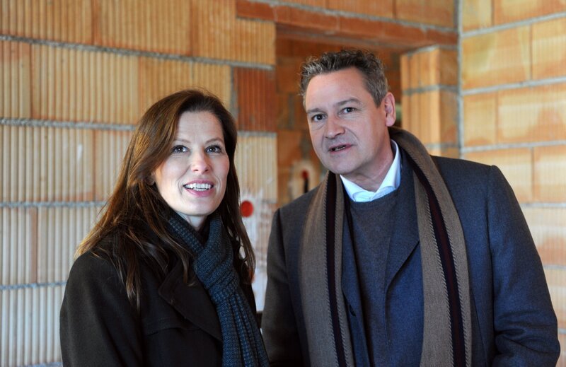 Architekt Frank nimmt Annalenas Ideen positiv auf. Von links: Annalena Brunner (Heidrun Gärtner) und Architekt Frank (Stephan Benson). – Bild: BR/​Marco Orlando Pichler
