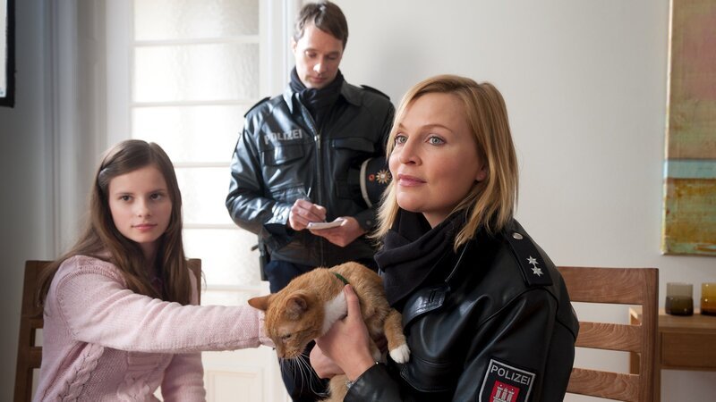Melanie (Sanna Englund, r.) und Mattes (Matthias Schloo, M.) befragen das Mädchen Florentine (Sophia Boehme, l.) zu dem Katzenquäler, der in der Gegend sein Unwesen treibt. – Bild: ZDF