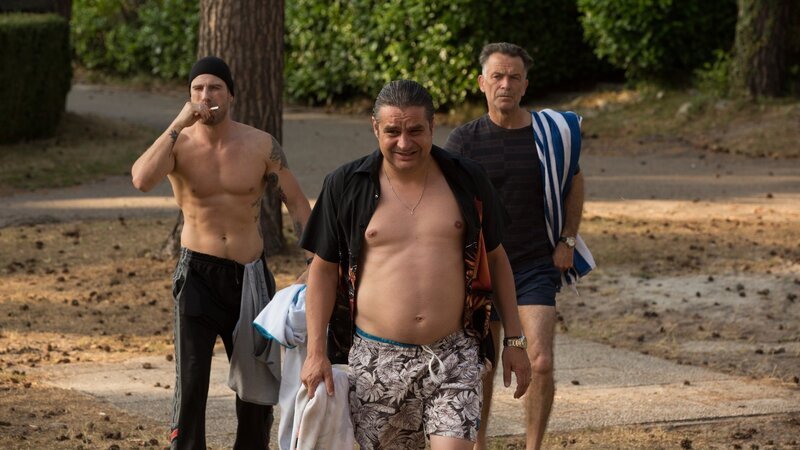 Drogenboss Ferry Bouman (Frank Lammers, M.) umgibt sich auf dem Campingplatz gerne mit seinen Vertrauten John Zwart (Raymond Thiry, r.) und Jurgen Van Kamp (Kevin Janssens). – Bild: ZDF