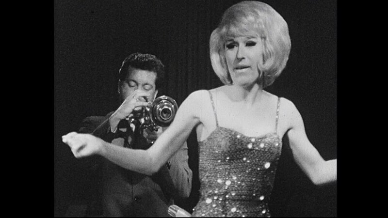 Wunderbare frühe Travestie-Show am Abend. – Bild: BR, RBB /​ BR/​RBB