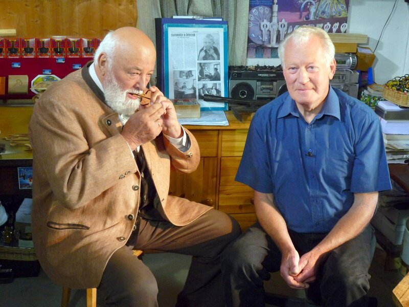 Sepp Forcher im Gespräch mit Franz Wimmer in dessen Maultrommel-Werkstatt in Molln. – Bild: ORF III