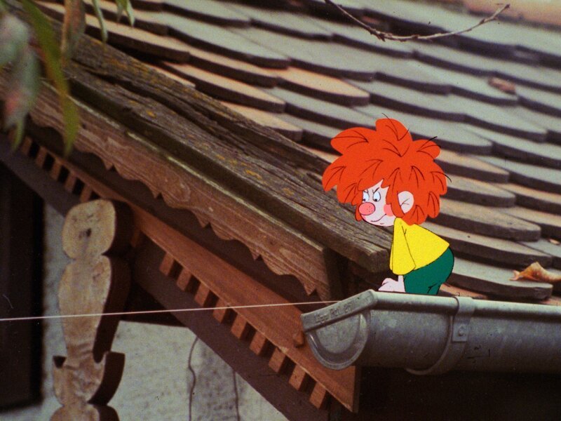 Der Pumuckl übernachtet mit Meister Eder in einem Gartenhäuschen, in dem es angeblich spukt. – Bild: BR/​Infafilm GmbH/​Original-Entwurf „Pumuckl“-Figur: Barbara von Johnson