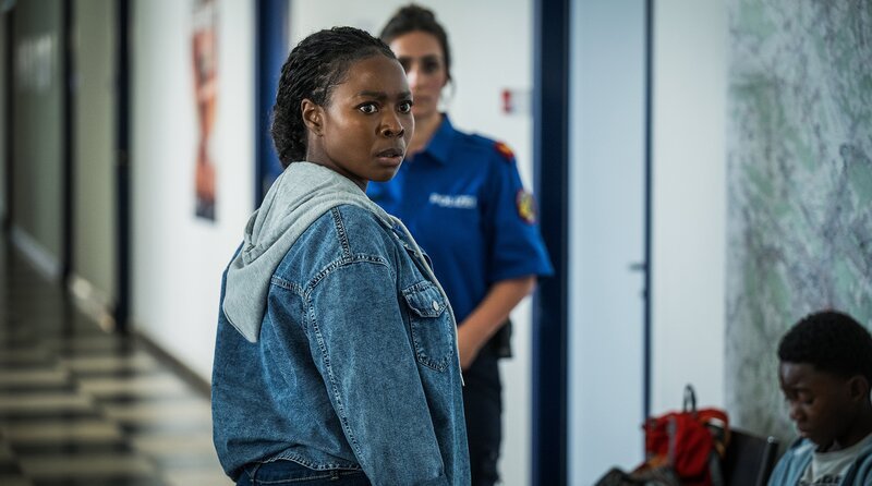 Auf dem Kommissariat kommen Moya Alemu (Nambitha Ben-Mazwi) Zweifel, ob sie Aussagen will – Bild: SRF/​Pascal Mora