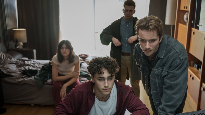 Der gehbehinderte Ruben Zastrow (Riccardo Campione, 2.v.l.) ist davon überzeugt, dass der Rattenfänger von Hameln zurückgekehrt ist, um ihn, die blinde Finja Roth (Caroline Hartig, l.) und den tauben Jannik Mannheimer (Constantin Keller, 2.v.r.) zu jagen. Während Finja und Jannik geneigt sind ihm zu glauben, hält Sam Mannheimer (Jonathan Elias Weiske, r.) Ruben für völlig durchgeknallt. – Bild: ZDF