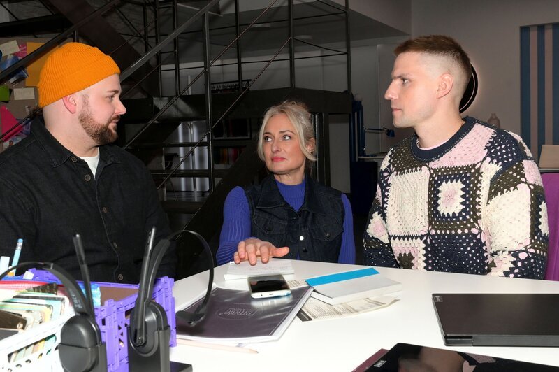Jonas (Felix van Deventer, l.), Maren (Eva Mona Rodekirchen) und Moritz (Lennart Borchert) überlegen, wie sie dem obdachlosen Mats zu einer Wohnung verhelfen könnten. – Bild: RTL