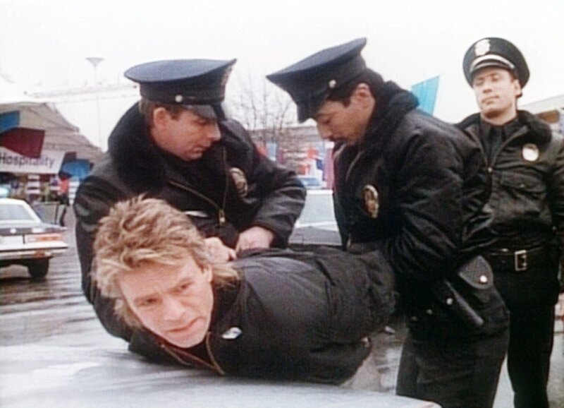 MacGyver (Richard Dean Anderson, unten) wird wegen Mordes verhaftet … – Bild: Kabel Eins Classics