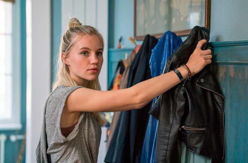 Lisas Tochter Bianca (Louise S. Arnold) ist sauer, dass Patrick ihren Matteo ausgefragt hat. – Bild: BR/​SWR/​MDR/​good friends Filmproduktion/​Oliver Vaccaro