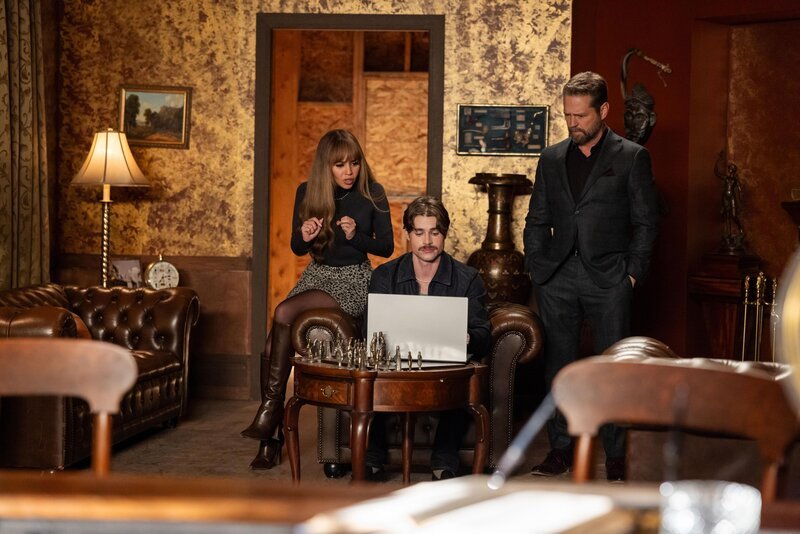 (v.l.n.r.) Max Mitchell (Vanessa Morgan); Ricky Wilson (Fletcher Donovan); George Graham (Jason Priestley) – Bild: Vancon S2 Productions BC Inc. /​ Vancon S2 ON Inc. /​ Justine Yeung