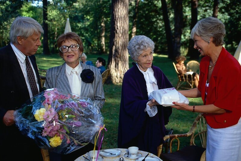 Hannelore (Maria Sebaldt, 1.v.r.) und Eberhard (Stephan Orlac, 1.v.l.) besuchen Oma Käthe (Edith Schollwer, 2.v.l.) und Reichsgräfin Cäcilie (Karin Hardt, 2.v.r.) im Garten des Damenstifts. Die Mitbringsel der beiden finden unerwartet großen Anklang. – Bild: ZDFneo