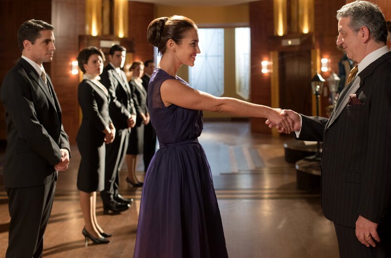 Ana Ribera (Paula Echevarría, l.), Enzo Cafiero (Frank Crudele, r.) – Bild: WDR/​Manuel Fernandez-Valdes/​Beta Film GmbH