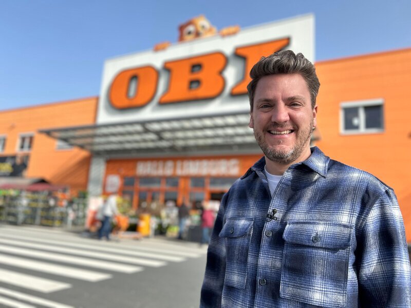 Reporter Ralf Herrmann taucht in die Welt von OBI ein – vom Blumenzulieferer bis zur Qualitätssicherung. – Bild: RTL