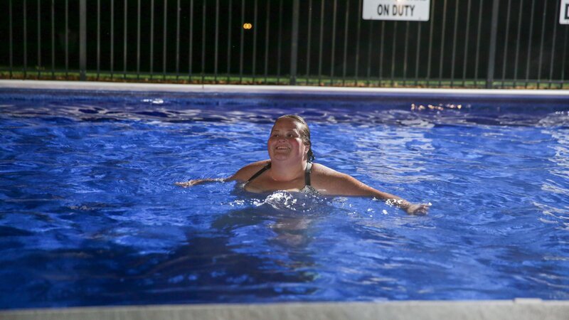Feeling empowered at Fit Farm, Tina jumps in the pool. – Bild: Discovery, Inc. All Rights Reserved.
