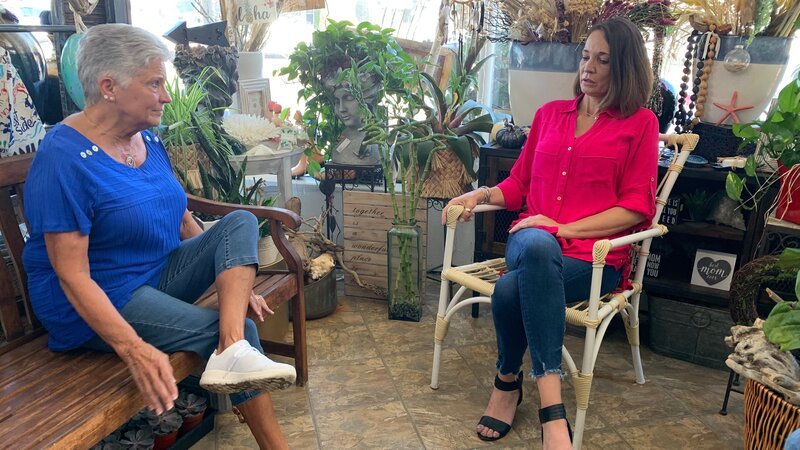 Carolyn Prescott and her daughter sit in the flower shop. – Bild: Discovery Communications, LLC