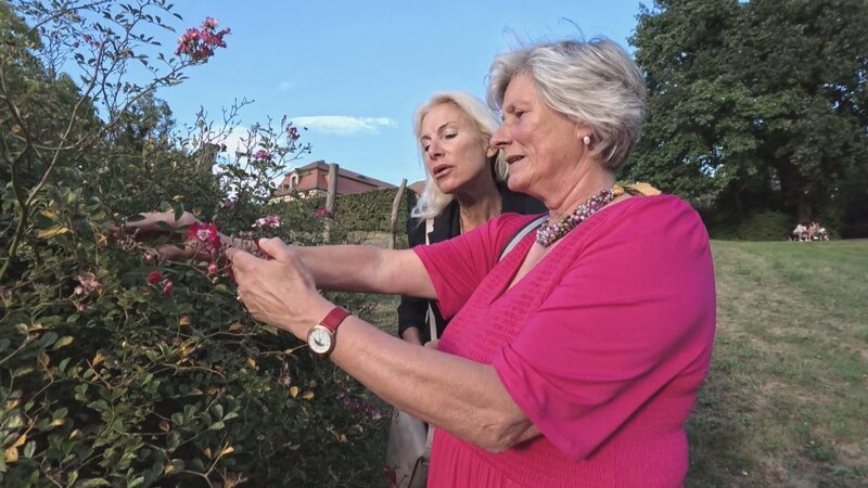 Im Namen der Rose – Alexandra Prinzessin zur Lippe liebt die Blume – blühend und als Wappenzeichen. Von links: Birgit Muth und Alexandra Prinzessin zur Lippe. – Bild: Alex Goldgraber /​ BR