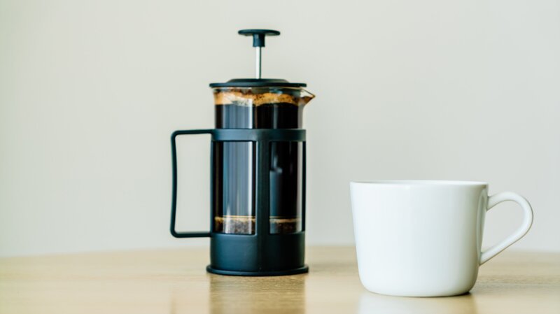 White coffee cup – Bild: Siraphol /​ Getty Images/​iStockphoto