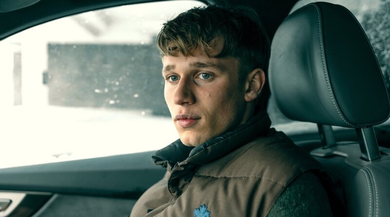 Alex (Tristán López) im Auto beim Gespräch mit seiner Tante über seine Zukunft und seine Beziehung zu Nela. – Bild: ORF/​Mona Film/​Barry Films/​Victoria Herbig