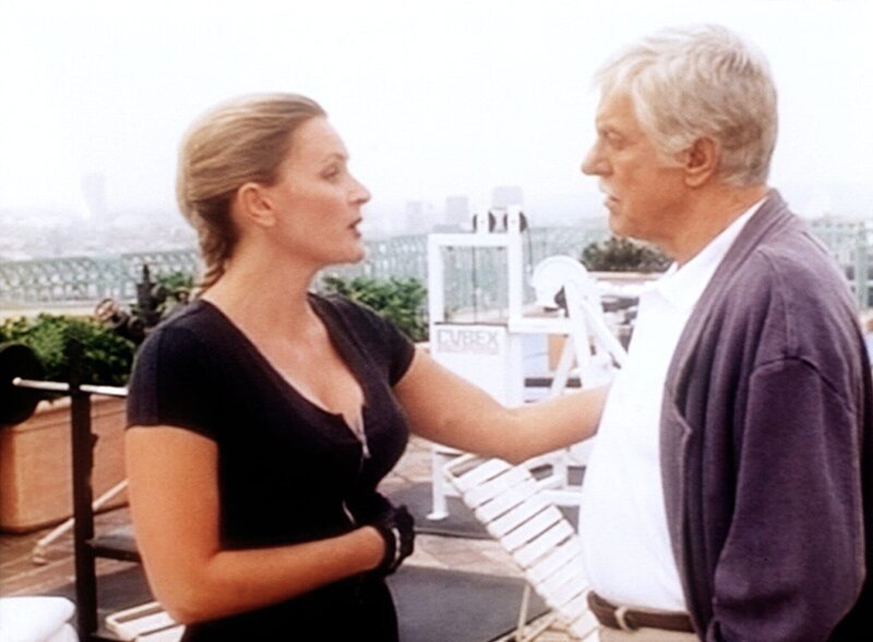 Didi Harris (Denise Crosby, l.), die Managerin des Fitness‑Clubs, wird von Mark (Dick Van Dyke, r.) befragt, ob sie zum Mord an ihrer Chefin etwas anzumerken hat. – Bild: Sat.1 Gold