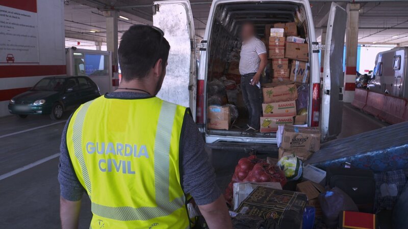 Zollbeamte kontrollieren die im Lieferwagen gefundenen Waren. – Bild: Discovery Communications, LLC