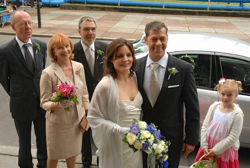 Das Brautpaar Susanne und Christoph (Elisabeth Lanz und Sven Martinek, von Mitte) kommt mit Familie vor dem Standesamt an (von links Hans Peter Korff, Ursela Monn, Gunter Schoß; vorne rechts; Paula Hartmann). – Bild: ARD/​Christa Köfer