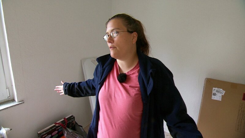 Sabrina (41) ist auf 180. Der Zustand ihrer neuen Wohnung in Bremen-Walle ist für sie nicht akzeptabel. Die Mängel hätten vor der Übernahme behoben werden sollen. – Bild: RTLZWEI