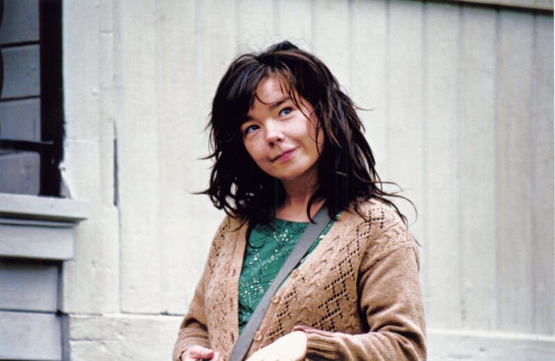 Die junge Fabrikarbeiterin Selma (Björk) verliert durch eine Krankheit ihr Augenlicht. Da sie ihrem Sohn die Krankheit vererbt hat und ihm eine Operation ermöglichen will, arbeitet sie viel. – Bild: Les Films du Losange