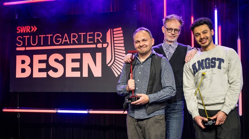 (v.l.n.r.) BlöZinger (Gerhard-Woyda-Publikumspreis), Romeo Kaltenbrunner (Goldener Besen). – Bild: SWR/​Patricia Neligan