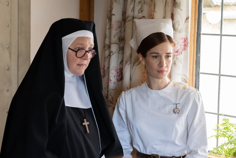Sister Boniface (Lorna Watson, li.) und Rachel Denning (Brenda Bristow, re.). – Bild: WDR/​BBC Studios