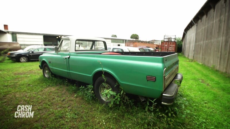 Das Auto ist auf dem Parkplatz geparkt. – Bild: DMAX