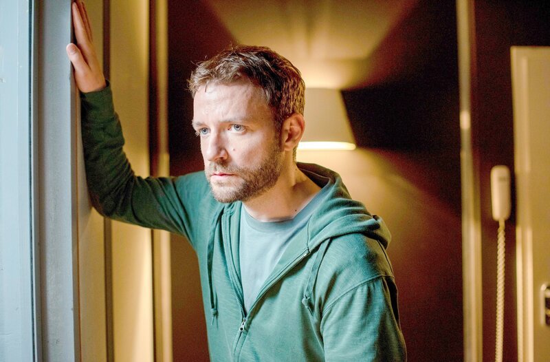 Gregor (Jonas Minthe) verfolgt angespannt die Vernehmung von Ralf Schmidts Stieftochter. – Bild: ORF/​ONE GATE/​ARD/​Thorsten Jander