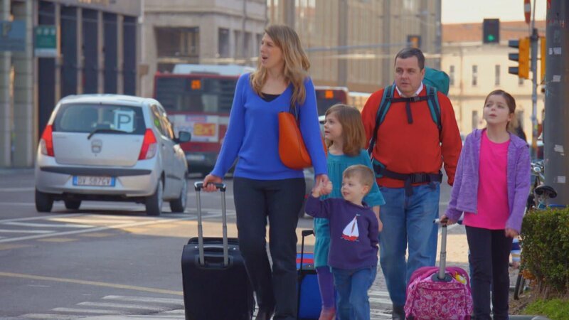 Von Missouri nach Italien: Eine Familie mit vier Kleinkindern verschlägt es nach Italien – der Familienvater möchte hier in eine neue Karriere starten. Während er die historische Stadt Bologna dafür ins Auge fasst, wünscht sich die Mutter einen Ort, der mehr ihrer Heimat in St. Louis ähnelt. Ob sich die Familie einigen kann? – Bild: HGTV