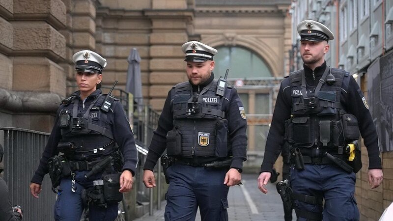 „110 im Dauereinsatz“ begleitet Polizist:innen bei spannenden Fällen u.a. bei der Bundespolizei in Frankfurt. – Bild: RTL