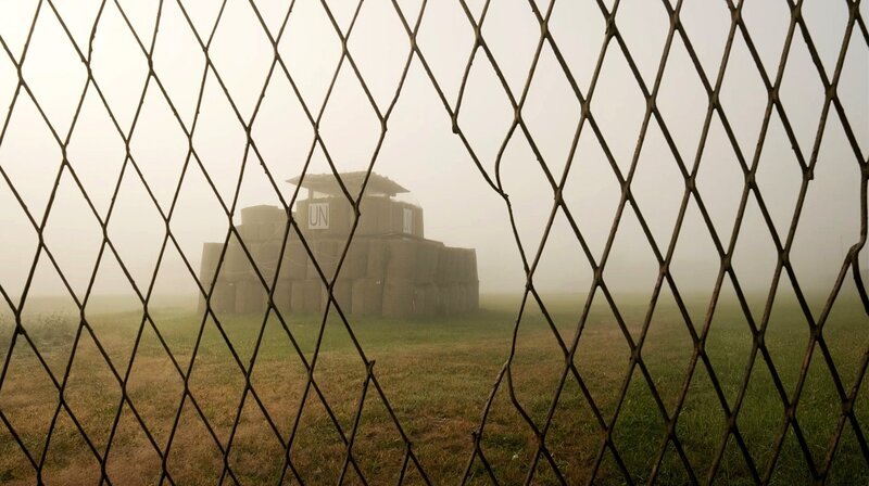 Ehemaliger UN-Kontrollpunkt – Heute ist er Teil der Srebrenica-Gedenkstätte, wo der Opfer des Völkermords von Srebrenica gedacht wird. – Bild: rbb/​LOOKSfilm