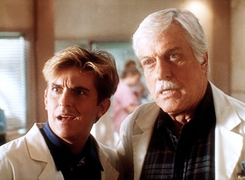 Jesse (Charlie Schlatter, l.) und Mark (Dick Van Dyke, r.) bekommen überraschenden Besuch im Krankenhaus. – Bild: Sat.1 Gold