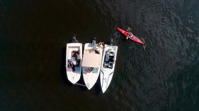 Auf ihrer Reise im Kajak kommt Ulrike Finck auch mit Speedbootfahrern auf dem kleinen Müggelsee ins Gespräch. – Bild: rbb