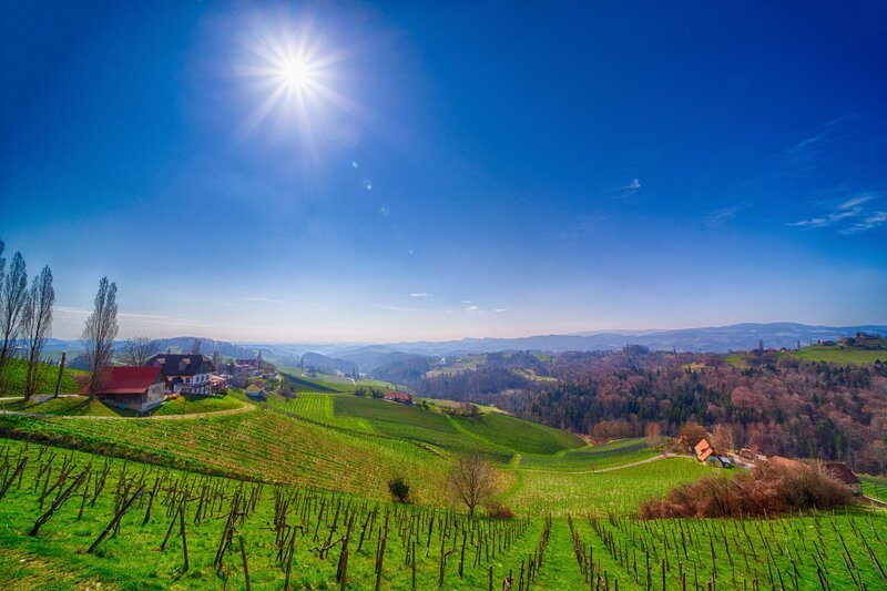 Der Ausblick von der Terrasse des Gasthofs Tscheppe lädt zum Verweilen und entspannen ein. – Bild: ServusTV/​Scheriau