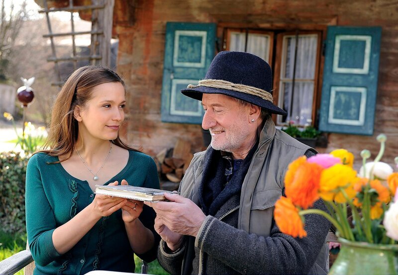 ARD STURM DER LIEBE FOLGE 1312, am Dienstag um 15:10 Uhr im ERSTEN. Eva (Uta Kargel, l.) und Gustl (Sepp Schauer, r.) versöhnen sich. – Bild: ARD/​Ann Paur