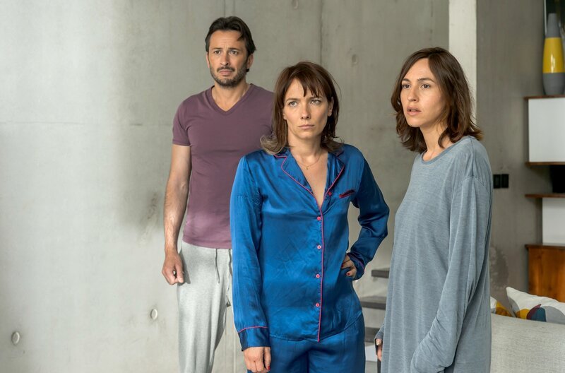 V.l.n.r.: Stéphane Jourdan (Michaël Cohen), Juliette Jourdan (Julie Anne Roth) und Marie Launey (Sarah Adler) – Bild: WDR/​Francois Lefebvre