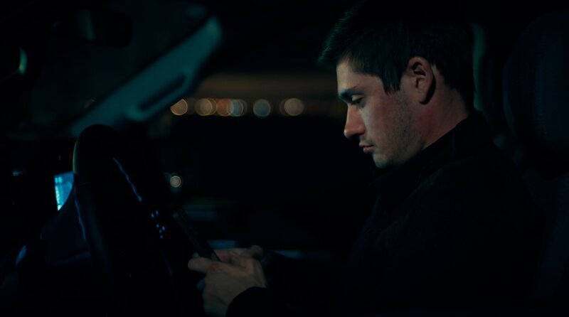 John Bernal, ehemaliger Mitarbeiter im Tesla-AI-Team in den USA, gehörte zu den ersten Beta-Testern der Autopilot-Software. Nachdem er auf YouTube über Fehlfunktionen berichtete, geriet er in Schwierigkeiten mit Tesla. – Bild: HR/​beetz brothers film production/​Jakob Stark