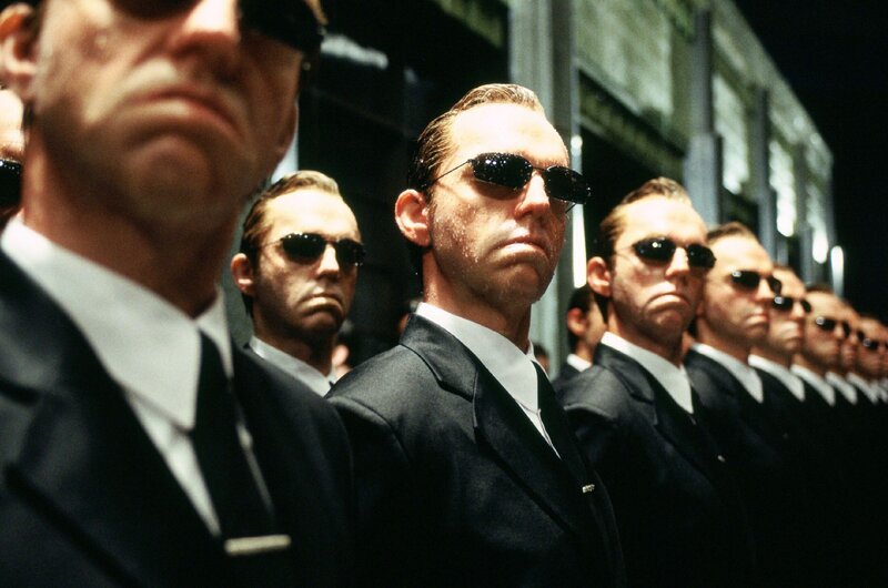 Agent Smith (Hugo Weaving) ist außer Kontrolle geraten und nun für die Maschinen ebenso eine Gefahr, wie für die Menschen. – Bild: VOX/​Warner Bros. Entertainment