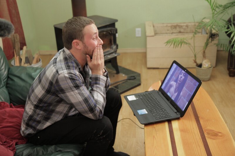 Corey video chats Evelin. – Bild: TLC /​ Discovery Communications, LLC