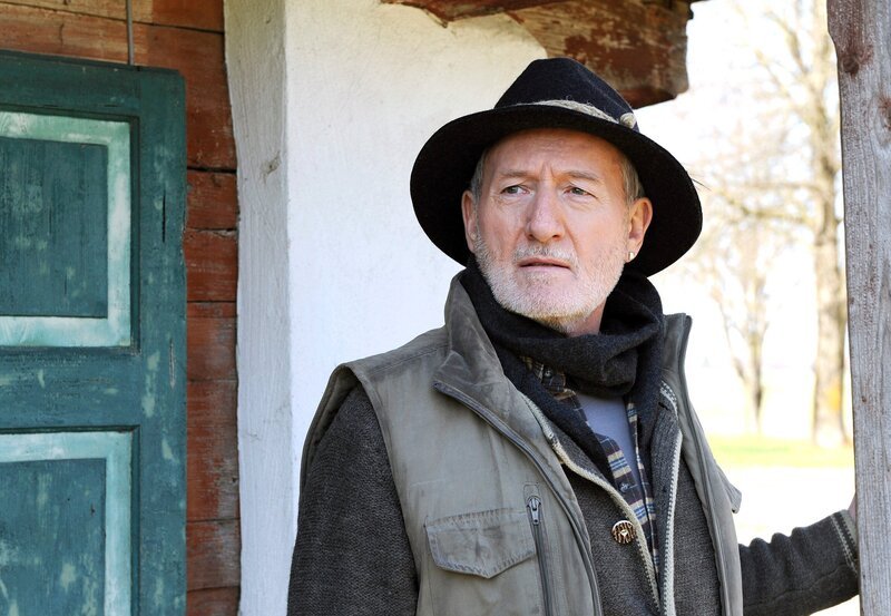 ARD STURM DER LIEBE FOLGE 1309, Gustl (Sepp Schauer) traut sich nicht, mit seiner Tochter Eva zu reden und beobachtet sie aus der Ferne. – Bild: ARD/​Ann Paur