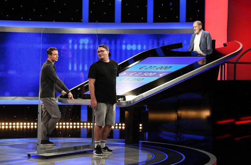 Moderator Alexander Bommes (l.) mit dem Kandidaten Simon Tollrian am Panel (M.) und Jaeger Klaus Otto Nagorsnik (r.). – Bild: ARD/​Uwe Ernst