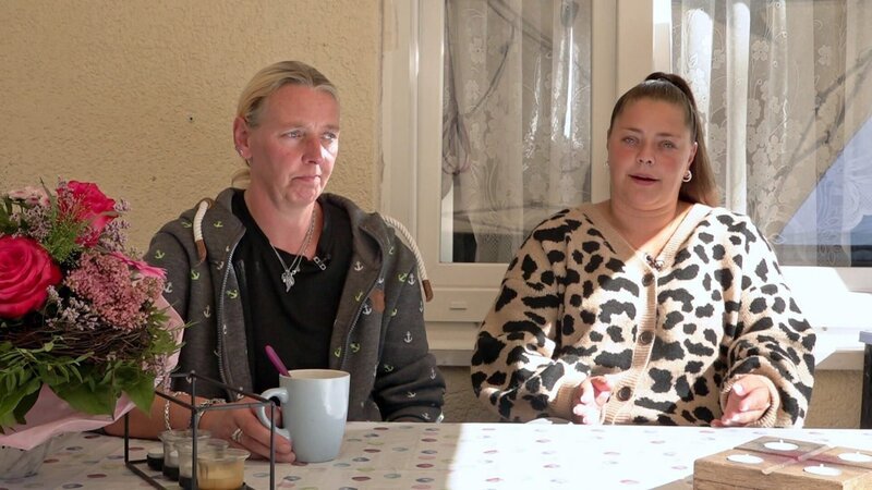 Katrin und ihre älteste Tochter Vanessa treffen sich auf ein Schwätzchen. Zuletzt war die Mutter eines Neunjährigen vor zwei Jahren bei „Hartz und herzlich“ zu sehen. Doch es gibt immer viele Themen, über die das Duo sprechen kann. – Bild: RTLZWEI