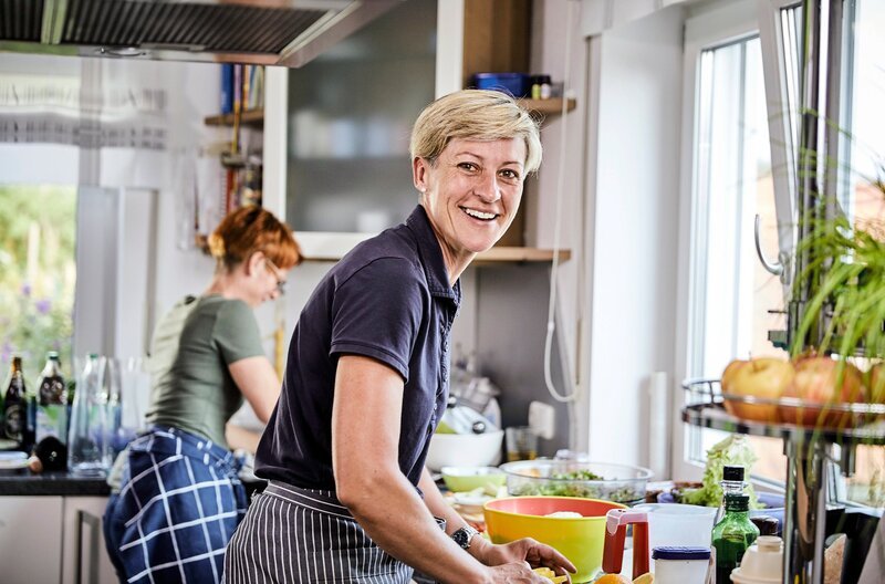 Mathilde Falter-Weiderer in der Küche. – Bild: BR/​megaherz gmbh/​Philipp Thurmaier