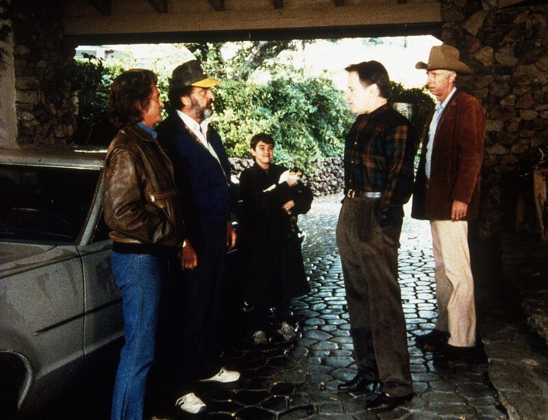 Jonathan (Michael Landon, l.) und Mark (Victor French, 2.v.l.) nehmen Arnie (John Franklin, M.) mit zu ihrem nächsten Arbeitsplatz. – Bild: 20th Century Fox Television