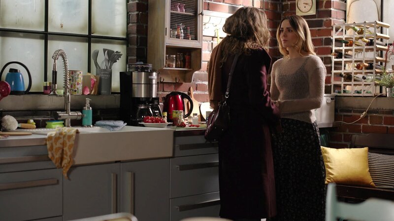 Emma (Luisa Binger, l.) kann Valea (Antonia Kolano) nicht vom Gegenteil überzeugen. – Bild: RTL