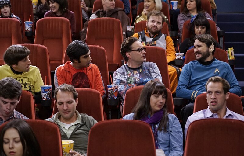 Während Sheldon und Amy ihre erste gemeinsame Nacht zusammen verbringen, verläuft der Star-Wars Abend mit Wil Wheaton (Wil Wheaton, r.) für Howard (Simon Helberg, l.), Raj (Kunal Nayyar, 2.v.l.) und Leonard (Johnny Galecki, 2.v.r.) anders als geplant … – Bild: HBOH
