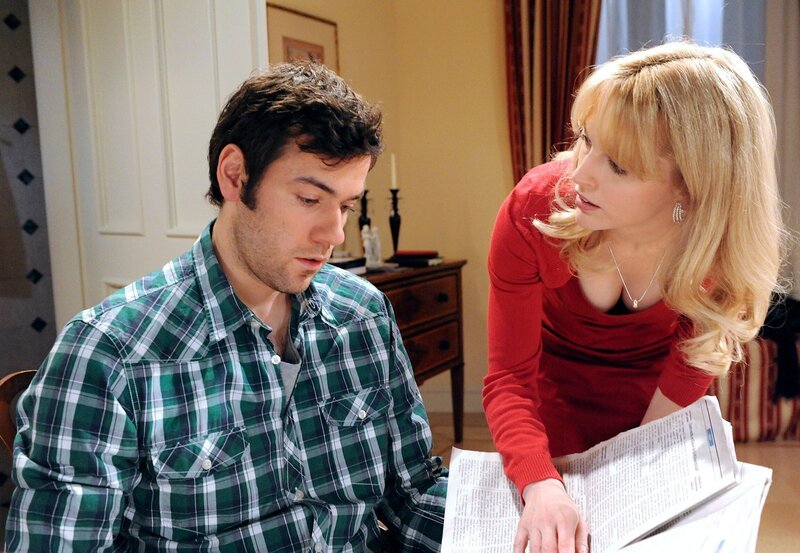 Jacob (Andreas Thiele, l.) und Rosalie (Natalie Alison, r.) entdecken die Anzeige, in der Lena eine Million Euro aussetzt, um den Mörder ihres Vaters zu schnappen. – Bild: ARD/​Ann Paur