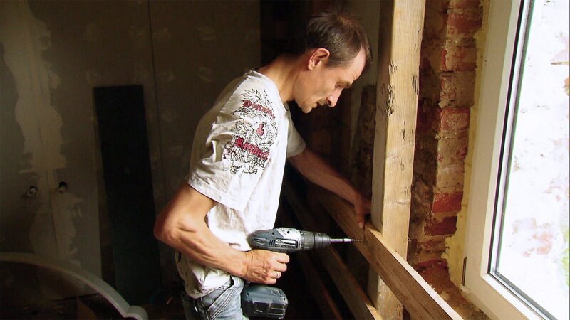 Mike will seiner Frau eine Wellnessoase einrichten – aus einem dunklen Loch. Gefliest hat er allerdings noch nie. Und von Wasseranschlüssen hat er auch keine Ahnung. – Bild: RTL II