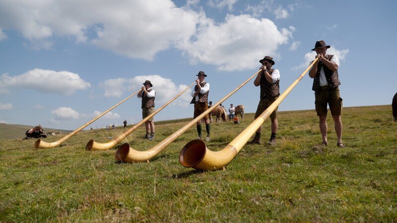 Alphornbläser auf der Saualm. – Bild: ORF/​Pop Up TV